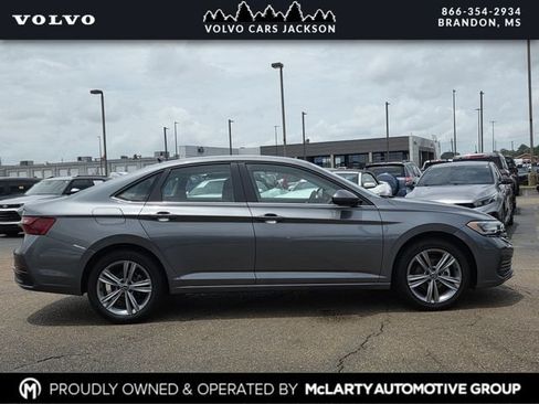 Used 2024 Volkswagen Jetta SE FWD image 3