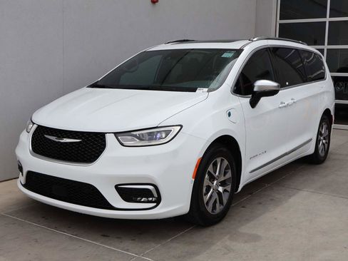 Used 2025 Chrysler Pacifica Pinnacle FWD image 1