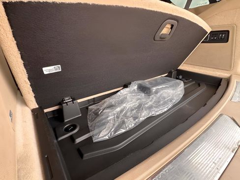 Used 2024 Cadillac Escalade Premium Luxury image 38