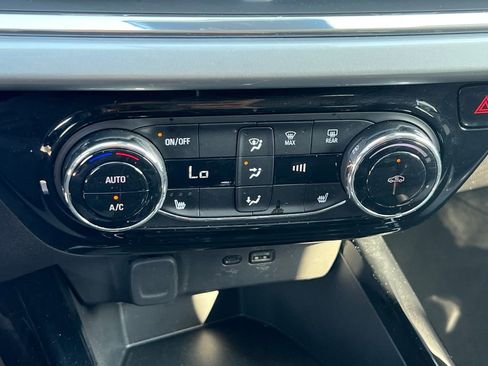 Used 2025 Chevrolet Trax LT w/ LT Convenience Package FWD image 25