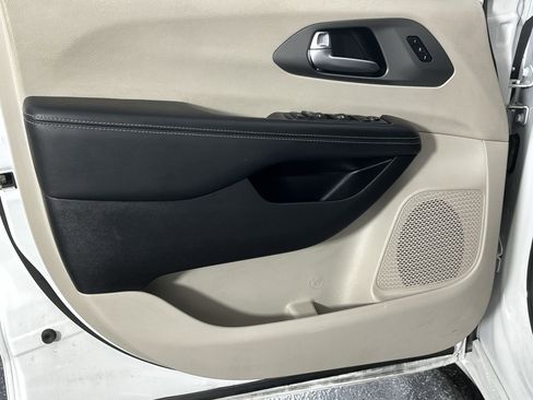 Used 2022 Chrysler Pacifica Touring-L image 32