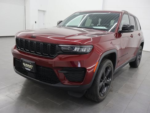Used 2023 Jeep Grand Cherokee Altitude AWD/4WD image 7