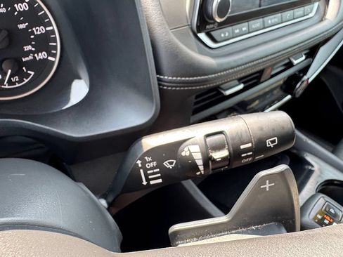 Used 2025 Nissan Rogue SV AWD/4WD image 33