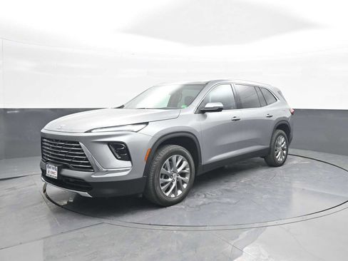 Used 2025 Buick Enclave Preferred w/ Power Package image 4