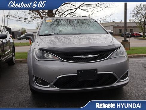 Used 2017 Chrysler Pacifica Touring-L image 5