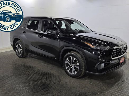 Used 2024 Toyota Highlander XLE AWD/4WD image 9