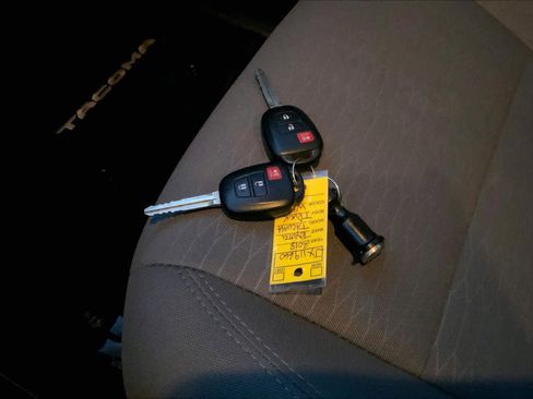 Used 2018 Toyota Tacoma SR image 13