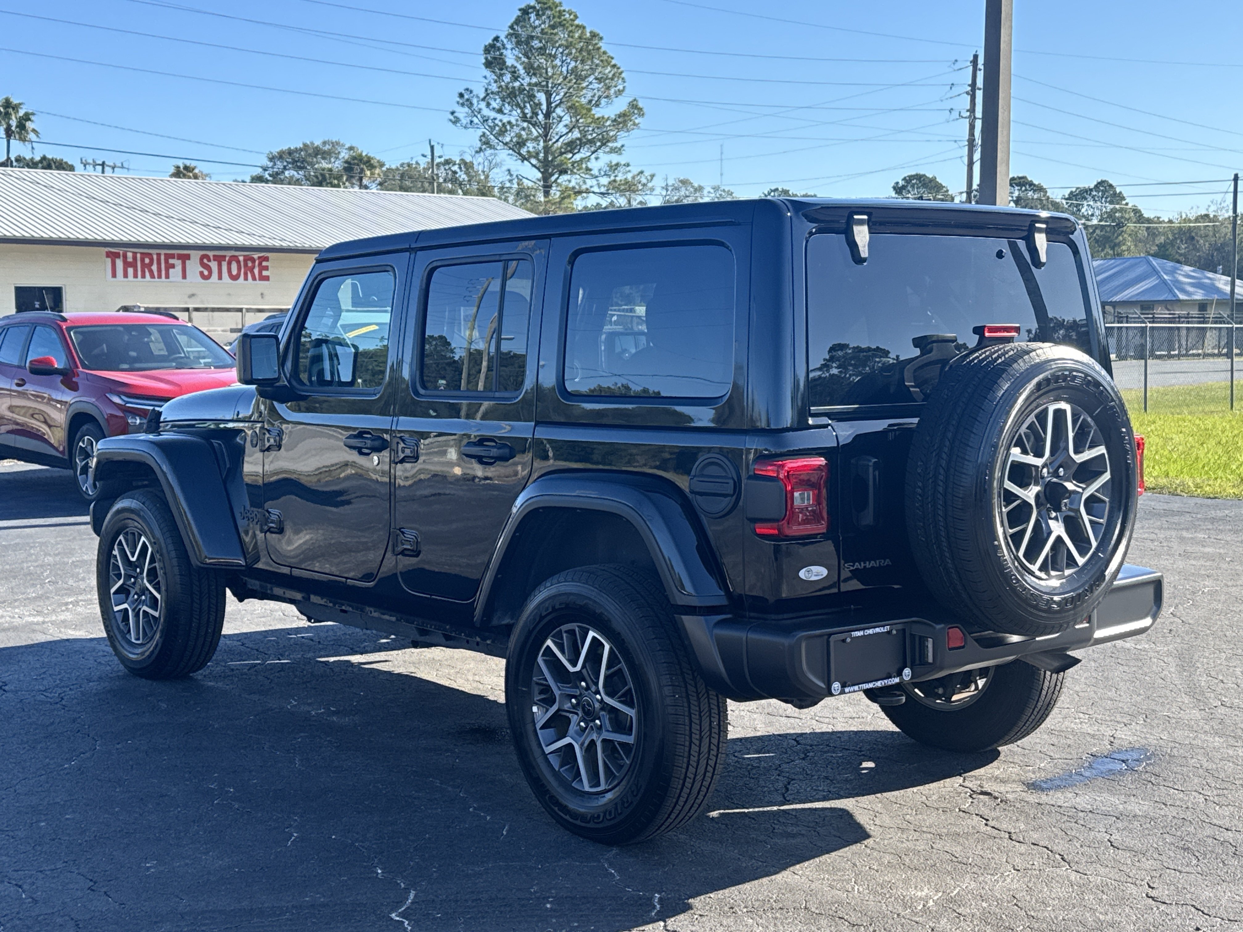 Used 2025 Jeep Wrangler Unlimited Sahara AWD/4WD image 7