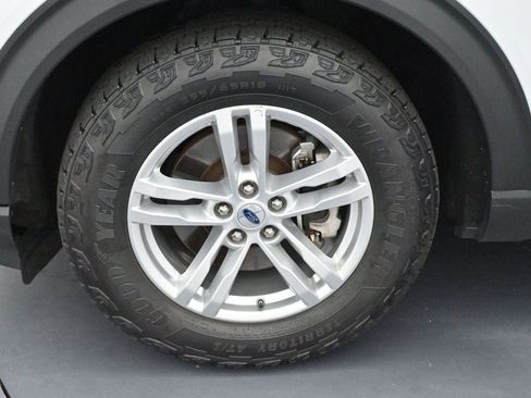 Used 2023 Ford Explorer XLT w/ Equipment Group 202A AWD/4WD image 38