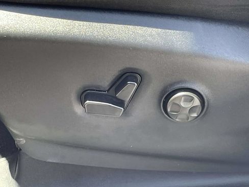 Used 2025 Chrysler Pacifica Limited FWD image 29