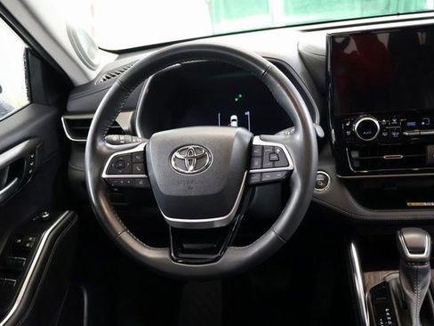Used 2023 Toyota Highlander Limited image 16
