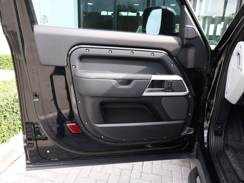 Used 2023 Land Rover Defender 90 SE image 11