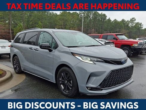 Used 2025 Toyota Sienna XSE w/ XSE Plus Package image 1