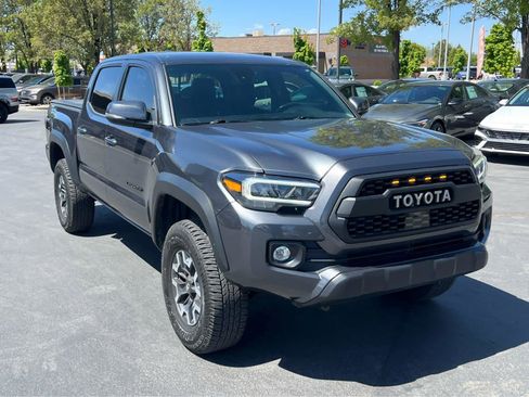 Used 2022 Toyota Tacoma TRD Off-Road w/ TRD Premium Off Road Package AWD/4WD image 4