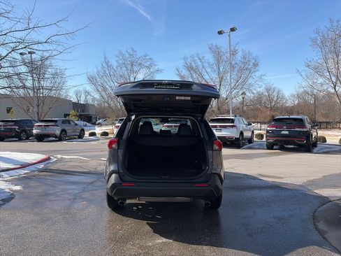 Used 2021 Toyota RAV4 XLE Premium image 6