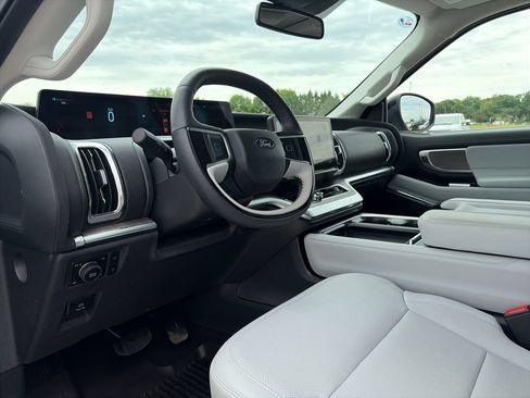 Used 2025 Ford Expedition Max Platinum w/ Platinum Ultimate Package AWD/4WD image 17