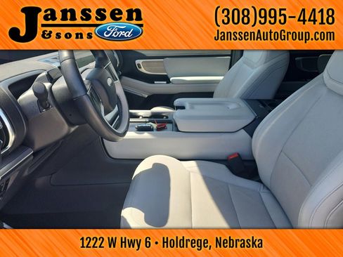 Used 2025 Ford Expedition Platinum w/ Driver's Package AWD/4WD image 25