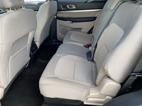Used 2018 Ford Explorer XLT image 16