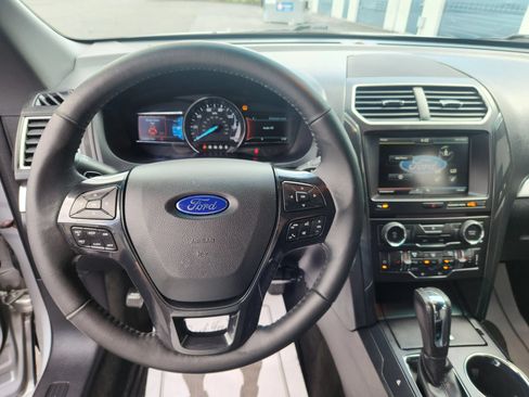 Used 2016 Ford Explorer XLT w/ Equipment Group 202A FWD image 9