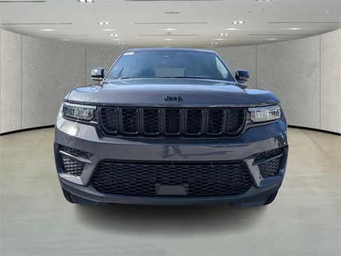 New 2025 Jeep Grand Cherokee Altitude image 2