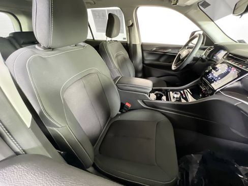 Used 2023 Jeep Grand Cherokee Laredo image 25