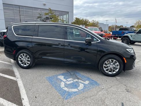 New 2026 Chrysler Pacifica Select image 37