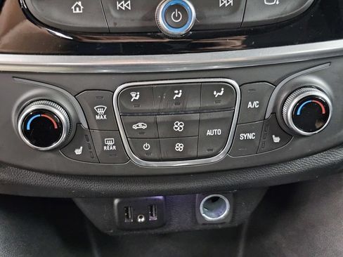 Used 2019 Chevrolet Traverse LT FWD image 21