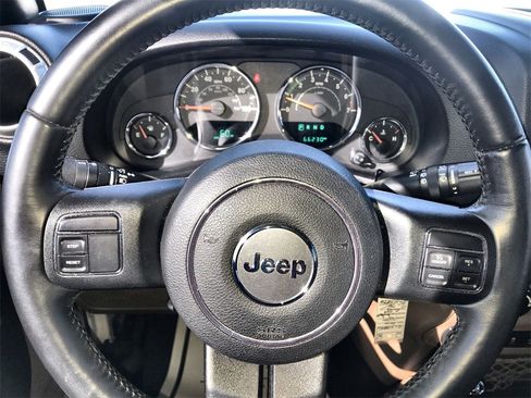 Used 2016 Jeep Wrangler Unlimited Sahara image 14