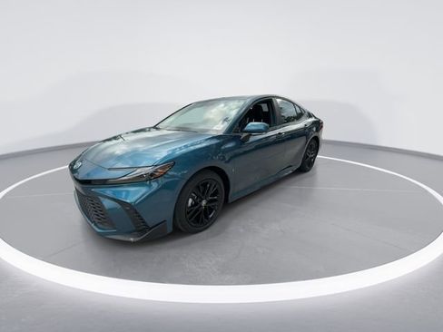 Used 2025 Toyota Camry SE image 4