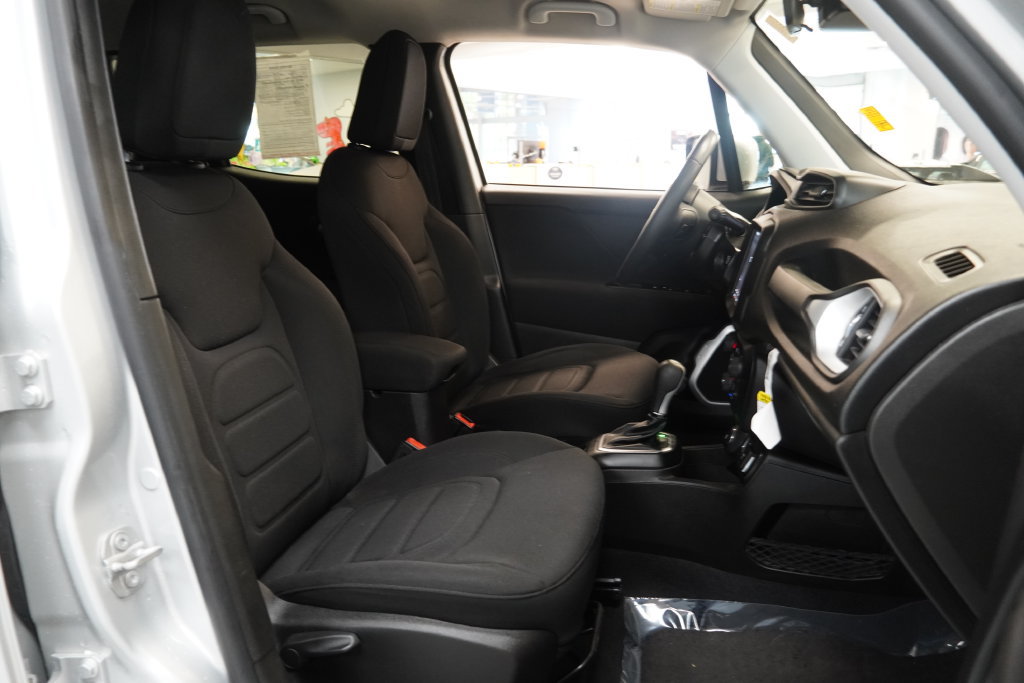Used 2021 Jeep Renegade Latitude w/ Luxury Group I AWD/4WD image 32