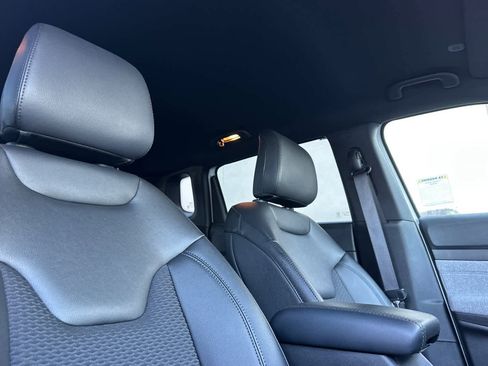 Used 2025 Jeep Compass Latitude image 18