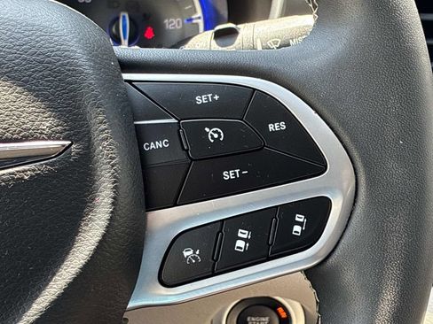 Used 2023 Chrysler Pacifica Touring-L FWD image 28