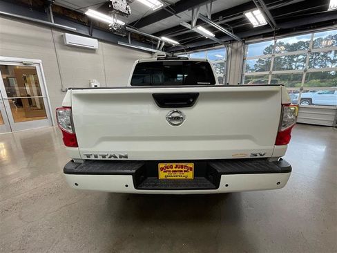 Used 2022 Nissan Titan SV RWD image 4