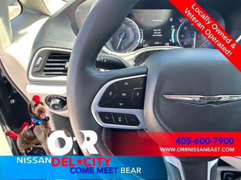 Used 2023 Chrysler Pacifica Touring-L FWD image 13