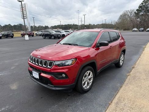 Used 2024 Jeep Compass Latitude w/ Convenience Group image 3