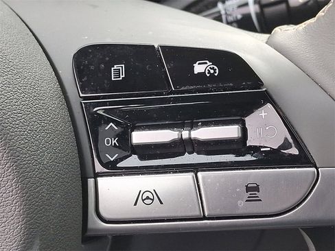 Used 2025 Hyundai Elantra SEL image 24