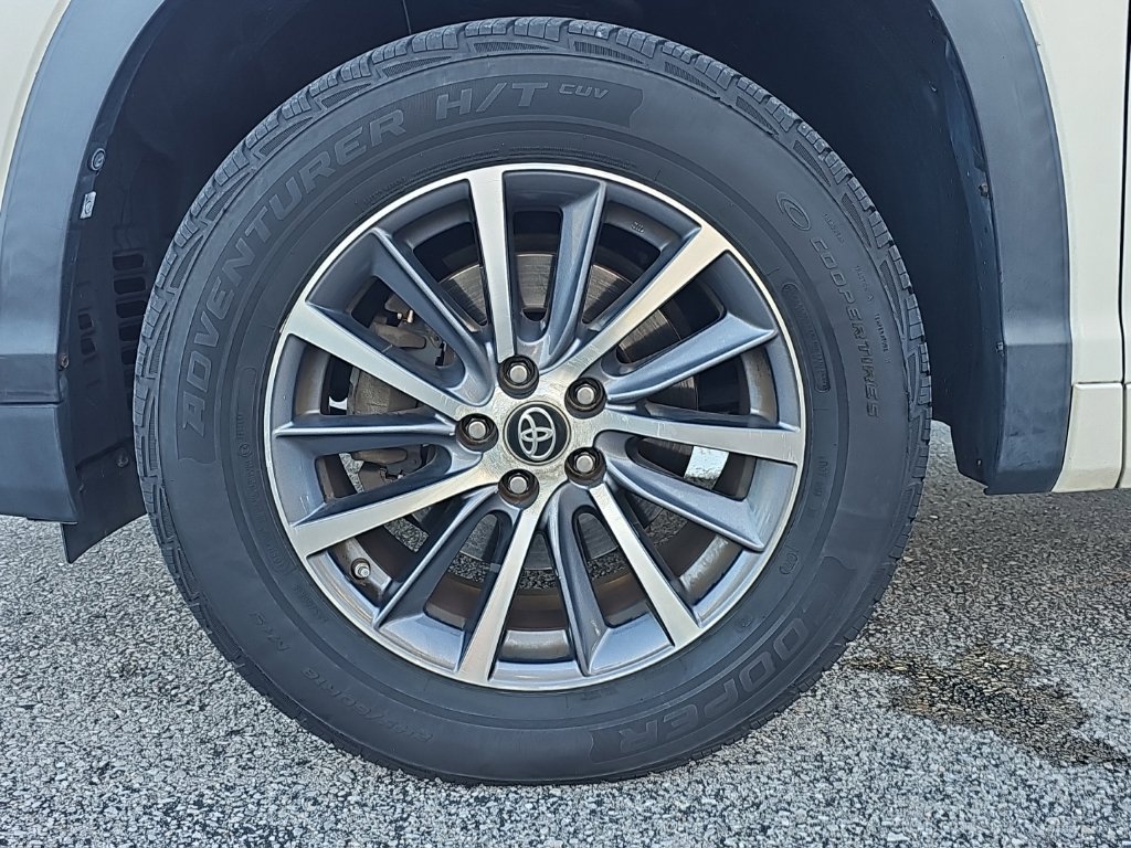 Used 2017 Toyota Highlander XLE FWD image 9