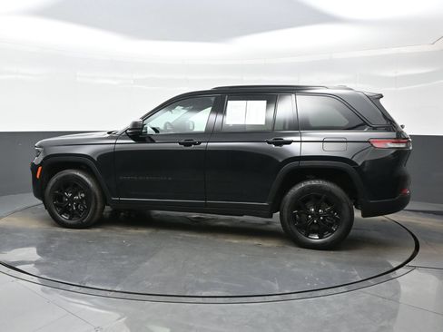Used 2025 Jeep Grand Cherokee Altitude AWD/4WD image 4