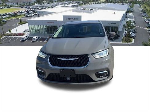 Certified 2023 Chrysler Pacifica Touring-L FWD image 4