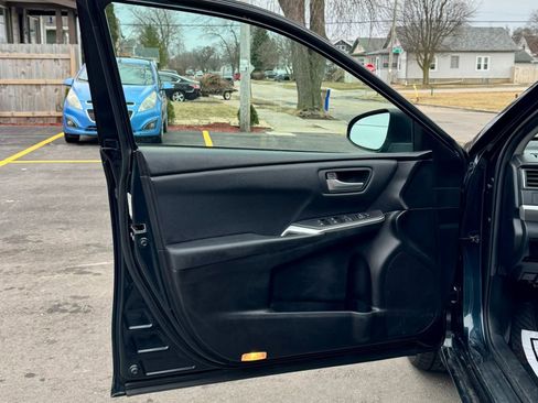 Used 2017 Toyota Camry SE image 11