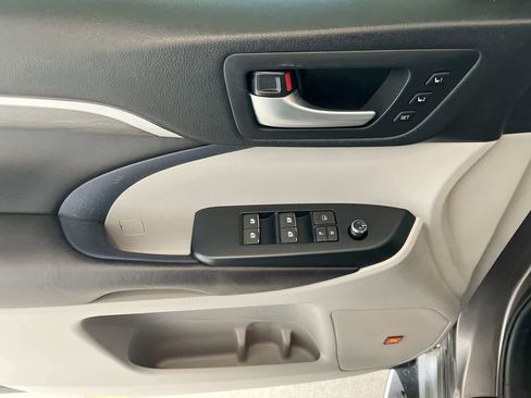 Used 2017 Toyota Highlander Limited image 13