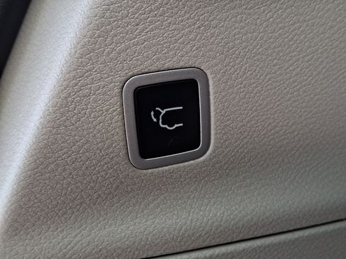 Used 2023 Chrysler Pacifica Touring-L FWD image 31