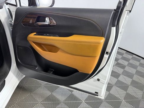 Used 2023 Chrysler Pacifica Pinnacle image 34
