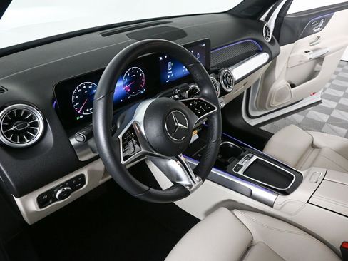 Certified 2025 Mercedes-Benz GLB 250 image 8