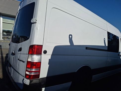 Used 2015 Mercedes-Benz Sprinter 2500 w/ Driver Efficiency Package image 5