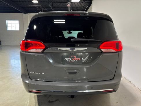Used 2020 Chrysler Pacifica Touring-L Plus FWD image 6