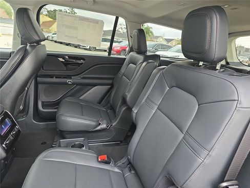 New 2026 Lincoln Aviator AWD image 12