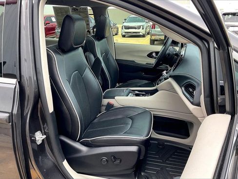 Used 2023 Chrysler Pacifica Limited image 7