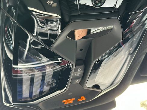 Used 2025 BMW 740i w/ Premium Package image 23