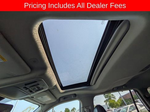 Used 2023 Toyota Highlander XLE FWD image 23